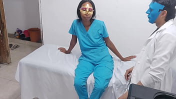 Enfermera el doctor la seduce y explora su cuerpo