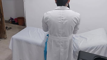 Enfermera el doctor la seduce y explora su cuerpo