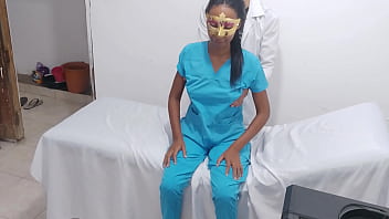 Enfermera el doctor la seduce y explora su cuerpo