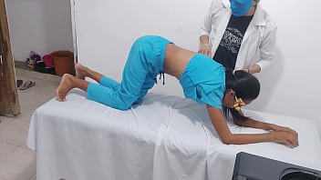 Enfermera el doctor la seduce y explora su cuerpo