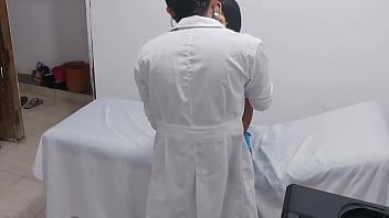 Enfermera el doctor la seduce y explora su cuerpo