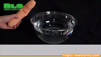 スッキリしたペニス型は女性にも受け入れやすい。２サイズ展開で、熟練度によってチョイスできる。