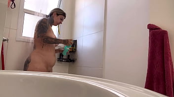 Peguei meu vizinho me vendo tomando banho menstruada comecei a bater uma siririca ele bateu punheta e gozou gostoso