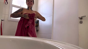 Peguei meu vizinho me vendo tomando banho menstruada comecei a bater uma siririca ele bateu punheta e gozou gostoso