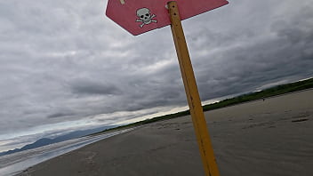 Nicoly safada seduz bombeiro na praia e senta na rola dele no meio do mato