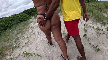 Nicoly safada seduz bombeiro na praia e senta na rola dele no meio do mato