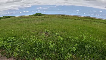 Nicoly safada seduz bombeiro na praia e senta na rola dele no meio do mato