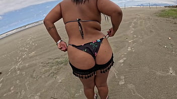 Nicoly safada seduz bombeiro na praia e senta na rola dele no meio do mato