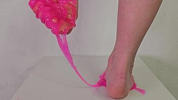 Wow alice klay cover her feet in pink slime