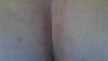 Estou de quatro esperando sua rola entrar em mim e tirar minha virgindade