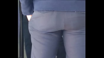 En la fila del banco me encontré a esta delicia