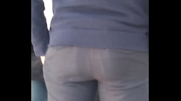 En la fila del banco me encontré a esta delicia