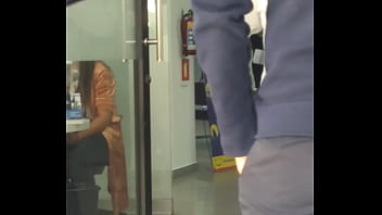 En La Fila Del Banco Me Encontré A Esta Delicia thumbnail