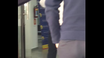 En la fila del banco me encontré a esta delicia