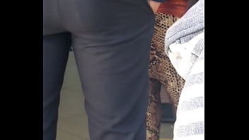 En la fila del banco me encontré a esta delicia