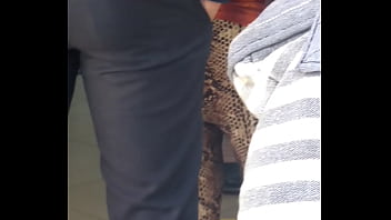 En la fila del banco me encontré a esta delicia