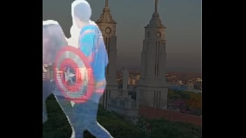 Homem preto na paulada com homem azul