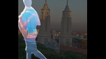 Homem preto na paulada com homem azul