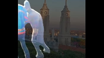 Homem preto na paulada com homem azul