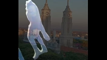 Homem preto na paulada com homem azul