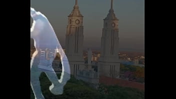 Homem preto na paulada com homem azul