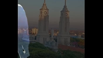 Homem preto na paulada com homem azul