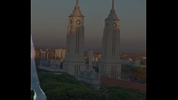 Homem preto na paulada com homem azul