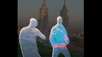 Homem preto na paulada com homem azul