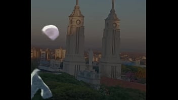 Homem preto na paulada com homem azul