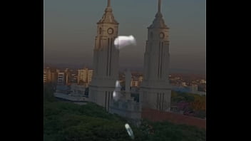 Homem preto na paulada com homem azul