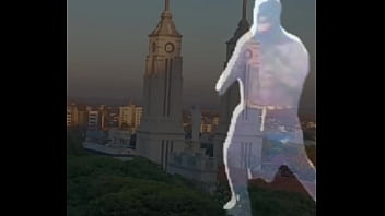 Homem preto na paulada com homem azul