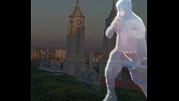 Homem preto na paulada com homem azul