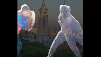 Homem preto na paulada com homem azul