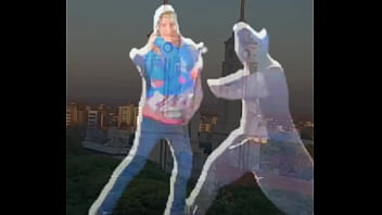 Homem preto na paulada com homem azul