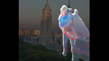 Homem preto na paulada com homem azul