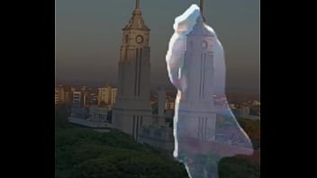 Homem preto na paulada com homem azul