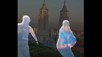 Homem preto na paulada com homem azul