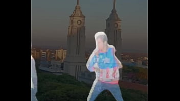 Homem preto na paulada com homem azul