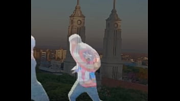 Homem preto na paulada com homem azul