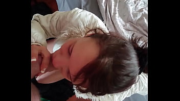 Petite slut sulking cock and gets a facial