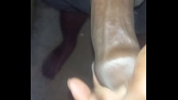 Una mamada rápida en el baño abandonado