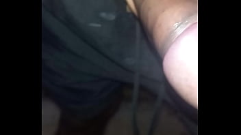 Una mamada rápida en el baño abandonado