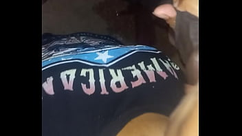 Una mamada rápida en el baño abandonado