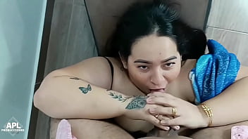 Le digo al puto de mi hijastro que entre a mi cuarto que necesito de su ayuda debajo de mis cobijas pero el llega con su verga activada para mi boca parte 1