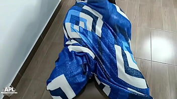 Le digo al puto de mi hijastro que entre a mi cuarto que necesito de su ayuda debajo de mis cobijas pero el llega con su verga activada para mi boca parte 1