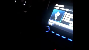 Siririca no carro dirigindo