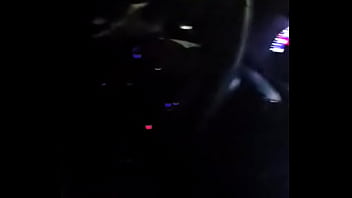 Siririca no carro dirigindo