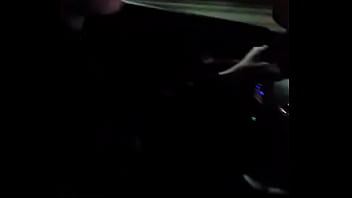 Siririca no carro dirigindo