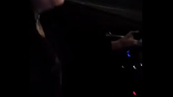 Siririca no carro dirigindo