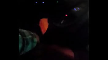 Siririca no carro dirigindo